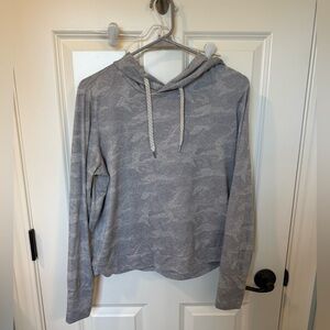 Vuori halo essential hoodie silver camo size M